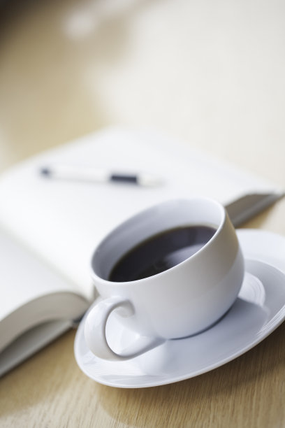 拿着书和笔喝咖啡图片下载