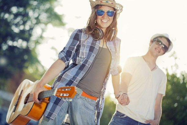 年轻夫妇玩吉他时玩得很开心图片下载