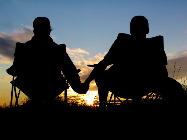 恋人在日落时分图片下载