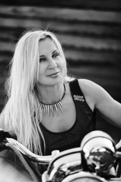 成熟的金发女人图片下载