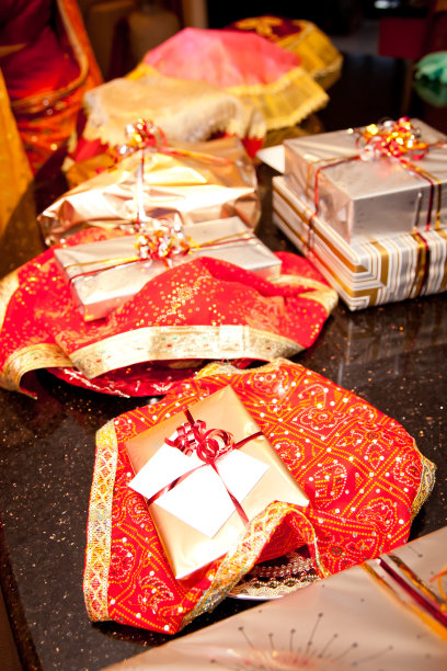 传统印度婚礼订婚礼物红色黄金图片下载
