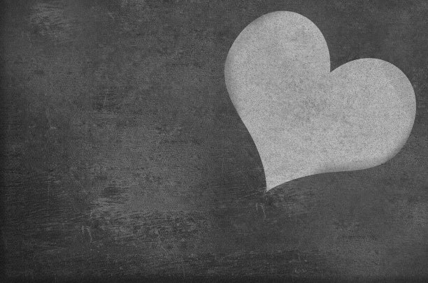 在用过的黑板上画心形图片下载