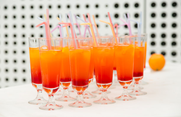 橙汁和石榴甜酒鸡尾酒图片下载