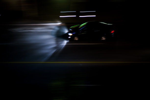 黑色的车在夜里图片下载