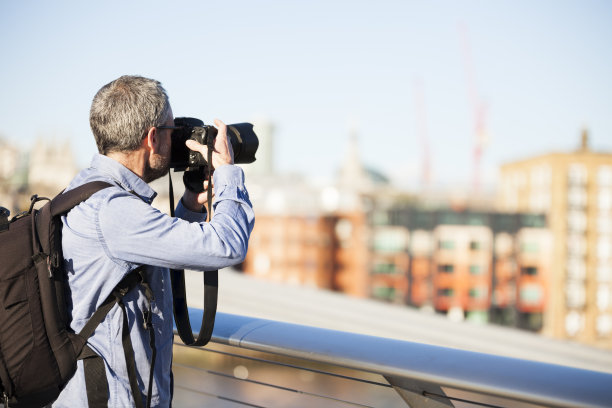 摄影师在城市里拍照图片下载