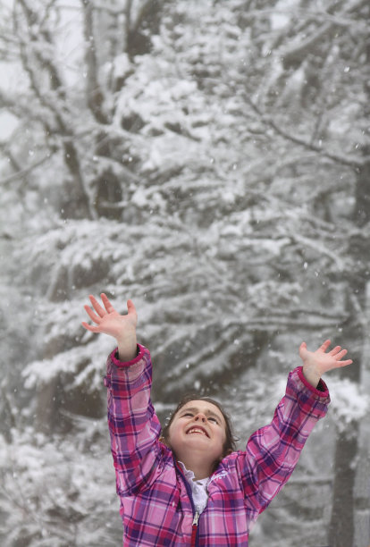 捕捉雪花的少女图片下载