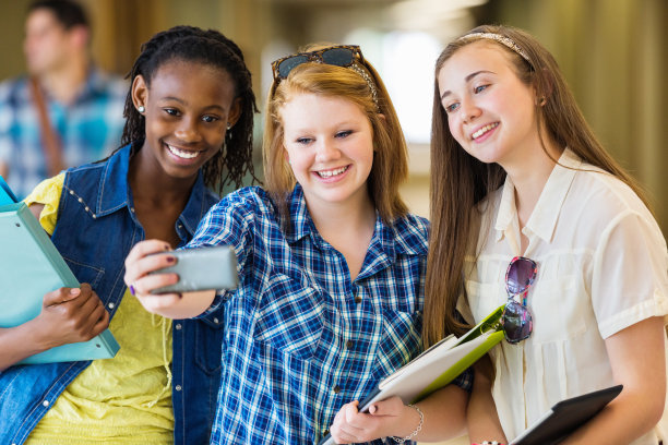 三个朋友在学校自拍图片下载