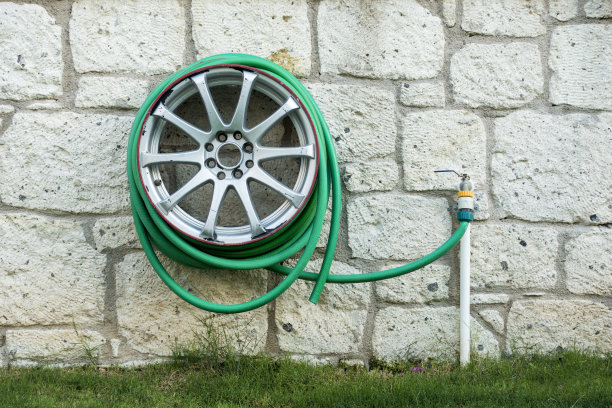 花园软管上的合金汽车车轮图片下载