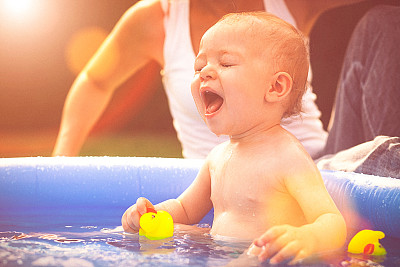 婴儿在小池子里溅水图片下载