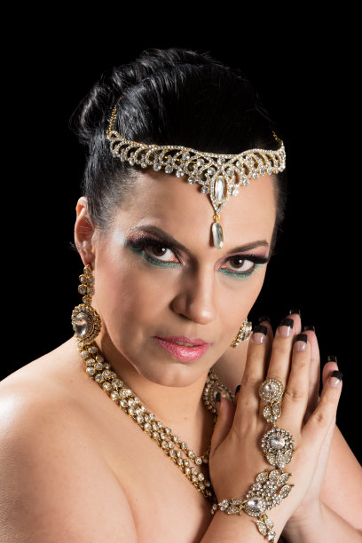 美丽的女人在阿拉伯新娘的珠宝和化妆。图片下载