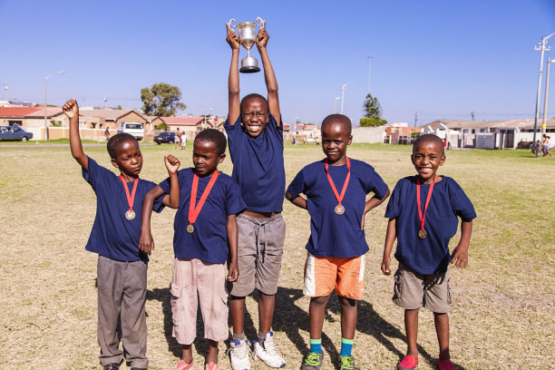 队友展示奖杯和奖牌，开普敦，南非图片下载