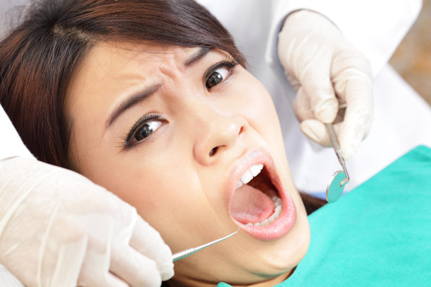 牙科医院受惊的女病人图片下载