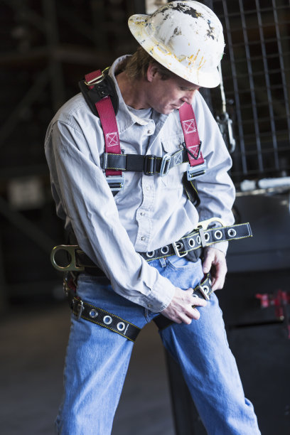 工人正在戴上安全带图片下载