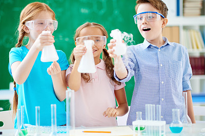 拿起冒烟的烧瓶图片下载