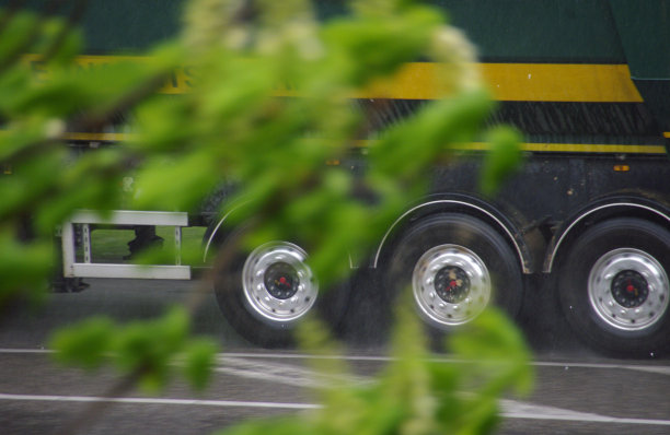 大雨在交通中图片下载