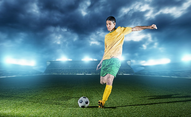 足球运动员在体育场踢足球图片下载