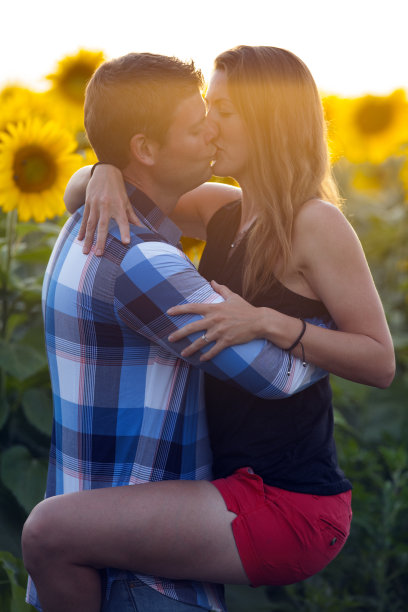 情侣接吻图片下载