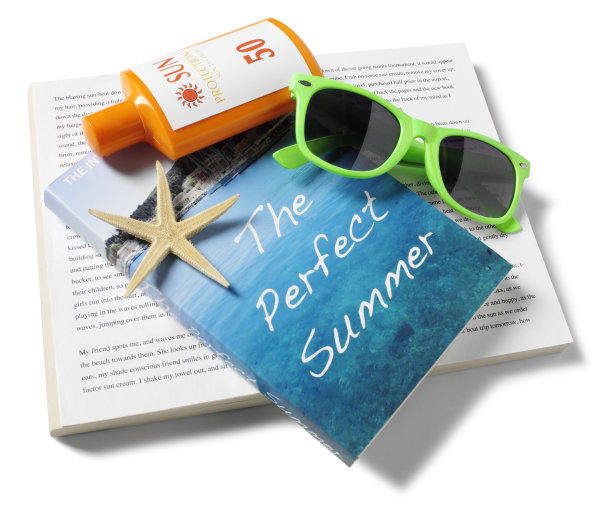 完美的夏日书，太阳镜和防晒霜图片下载