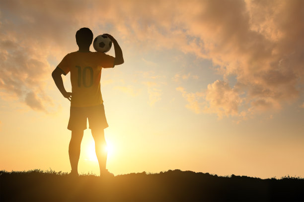 男人和足球剪影图片下载