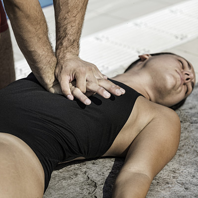 救生员营救过程图片下载