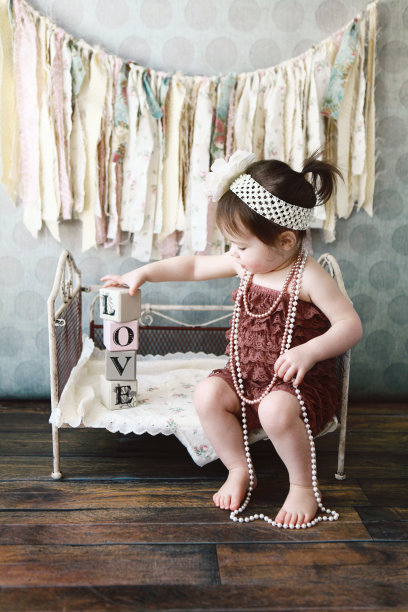 小女孩玩积木图片下载