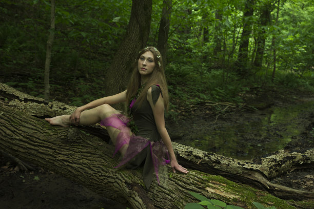 森林里天真的小仙女图片下载