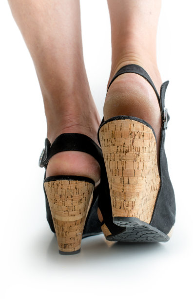 干燥结痂的高跟鞋图片下载