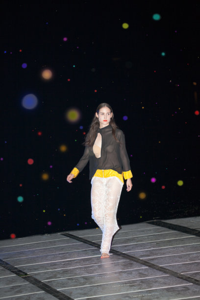 晚上有时装模特在水上走秀素材图片