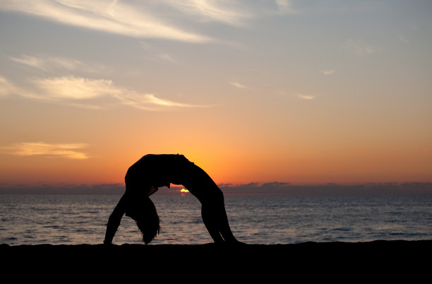 女人做瑜伽的剪影图片下载
