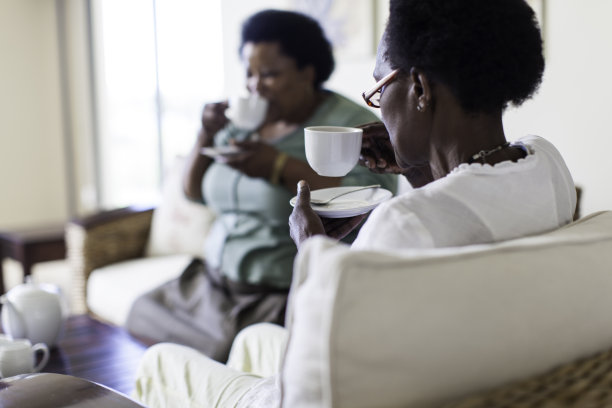 非洲朋友抿了一口茶。图片下载