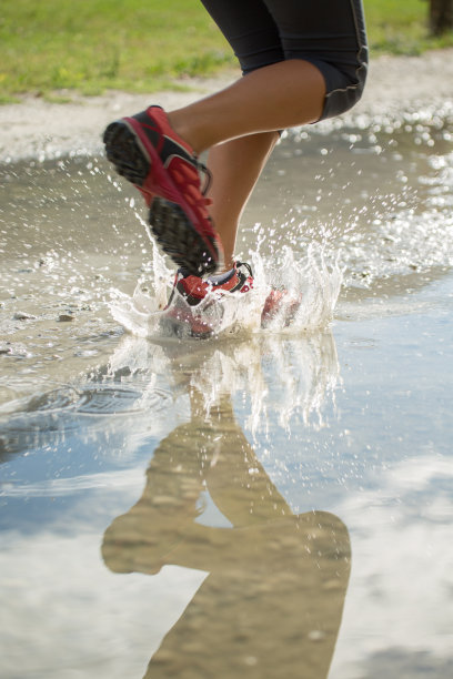 防水运动鞋——清晨跑步的女人图片下载