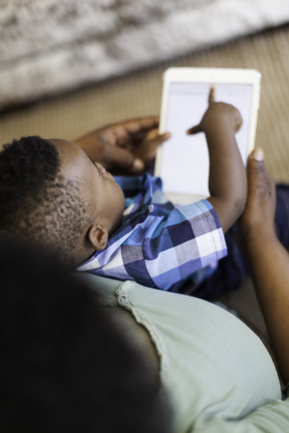 祖母教孙子如何使用数字平板电脑图片下载