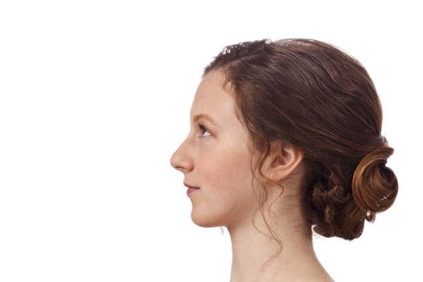 向上做头发轮廓，漂亮的年轻女子孤立在白色图片下载