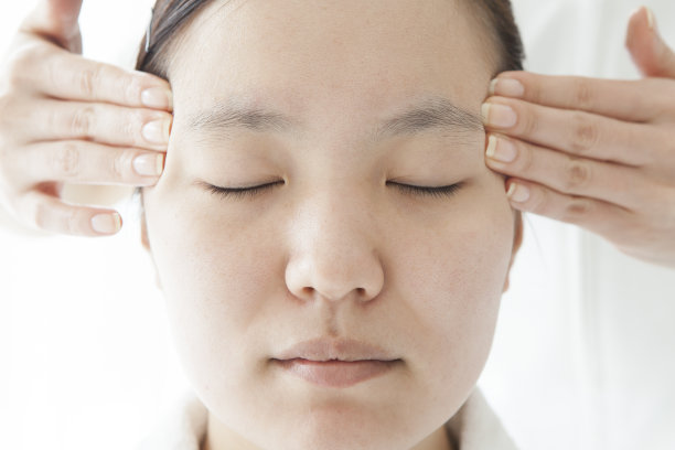 女人在水疗沙龙得到脸部治疗的特写图片下载