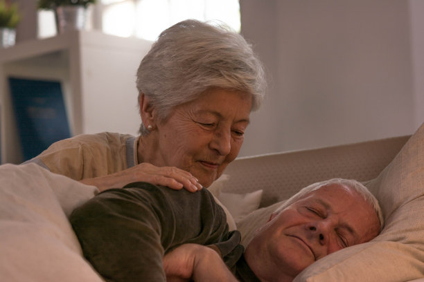 老妇人叫醒她的丈夫图片下载