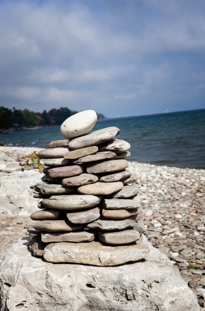 大自然的宁静与平衡图片下载