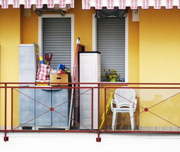 阳台上。彩色图像图片下载