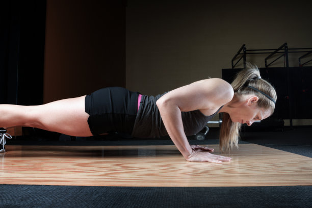 女人做俯卧撑图片下载