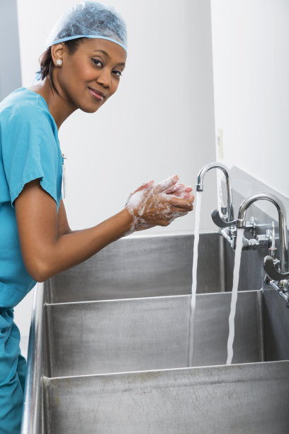 非裔美国女外科医生洗手素材图片