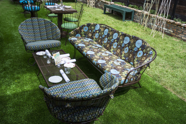 花式打印庭院家具户外在绿草草坪图片下载