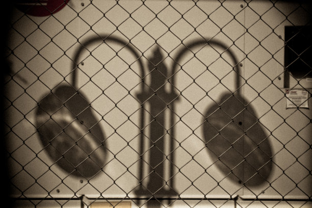 街灯的影子在篱笆上图片下载