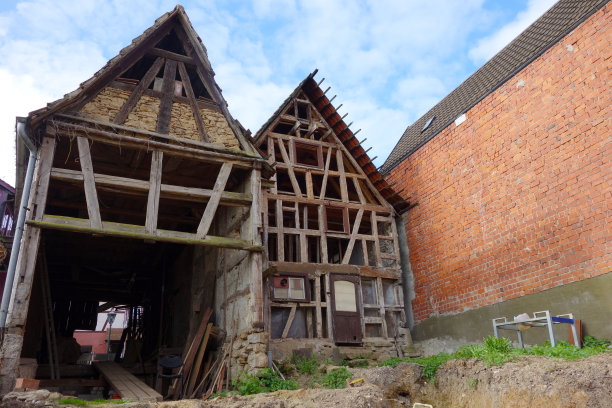 半木结构房屋在拆除前图片下载