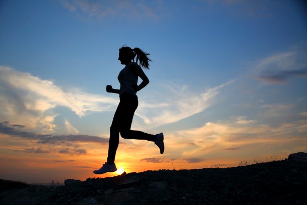 跑步女人的剪影图片下载