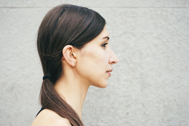 快乐的年轻女子肖像图片下载