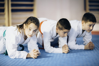 武术训练中的孩子们图片下载