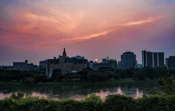 股票照片的红色日落在萨斯卡通天际图片下载