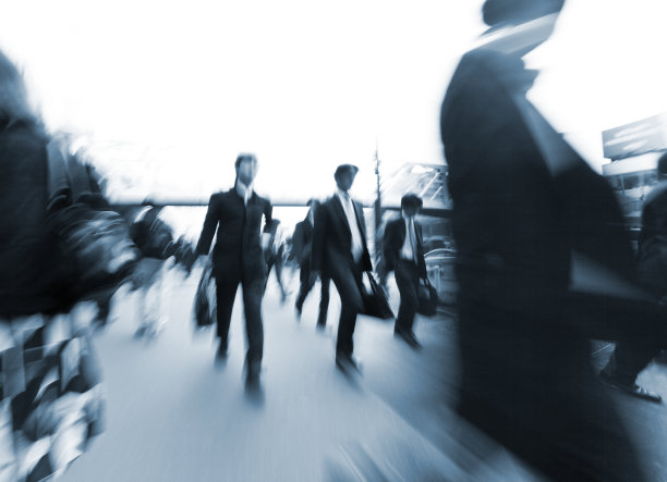 人行道上忙碌的东京上班族图片下载