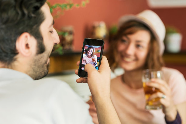 一对年轻情侣在约会图片下载