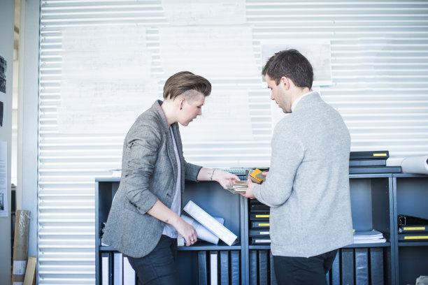 男女同事讨论颜色样本图片下载