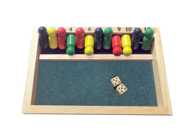 老式的木制游戏。副本的空间。骰子。剪切路径。十二个人图片下载